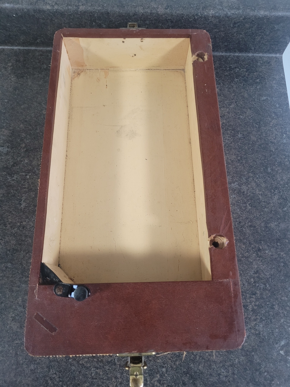 Vintage Two-Tone Singer Sewing Machine 99 99K Portable Carrying Case - Picture 5 of 14